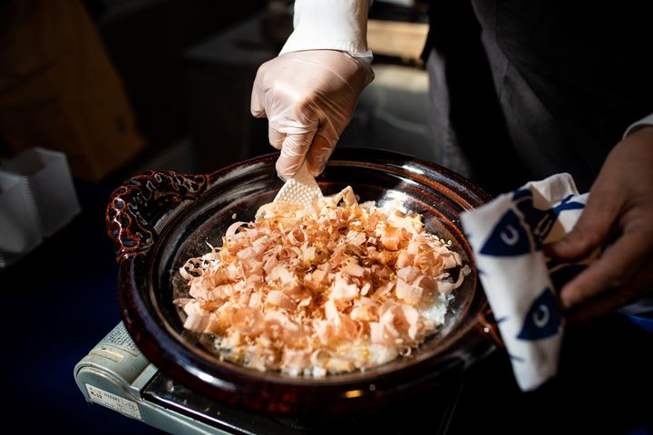 ▲參觀見學可品嚐現刨柴魚片拌炊飯的美味。　圖：日本三重縣／提供