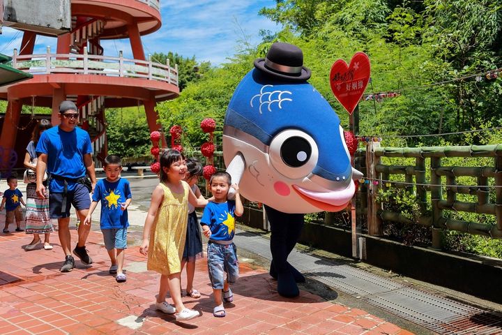 ▲魚頭君與小小魚粉們逛南鯤鯓代天府。　圖：台南市政府觀光旅遊局／提供