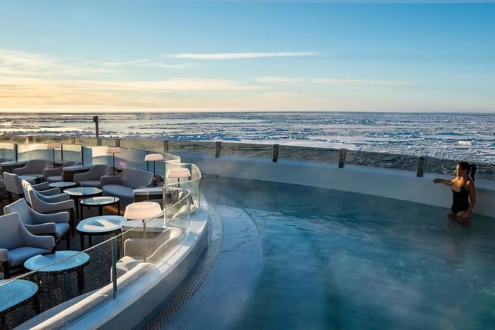 ▲位於9樓甲板的露天溫泉Blue Lagoon，海天一線可將絕妙的浮冰景觀盡收眼底。　圖：龐洛郵輪／提供