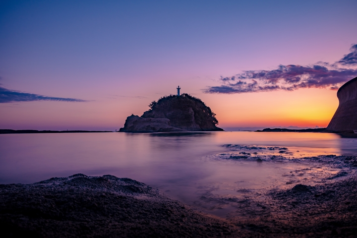 ▲夕陽西下的漸層天空讓天神崎增添神秘感，無論拍攝風景或倒影都令人陶醉！　圖：和歌山県観光連盟／來源