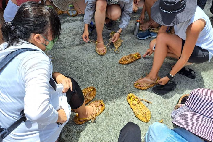 ▲穿著草鞋體驗海女生活。　圖：東北角暨宜蘭海岸國家風景區管理處／提供