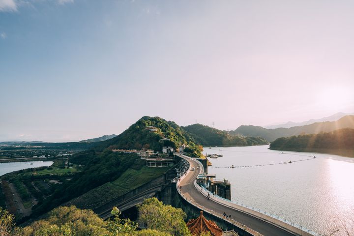 ▲石門水庫的壯麗水色深受遊客喜愛。　圖：桃園市政府觀光旅遊局／提供