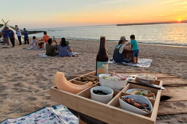 旅客身心放鬆在夕陽下享受痛風九宮格在地風味餐。　圖：龍門海潮餐桌／提供 