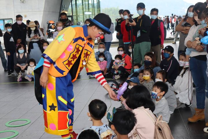 ▲自行車嘉年華主題日有熱鬧的餐車市集、街頭藝人表演。　圖：日月潭國家風景區管理處／提供