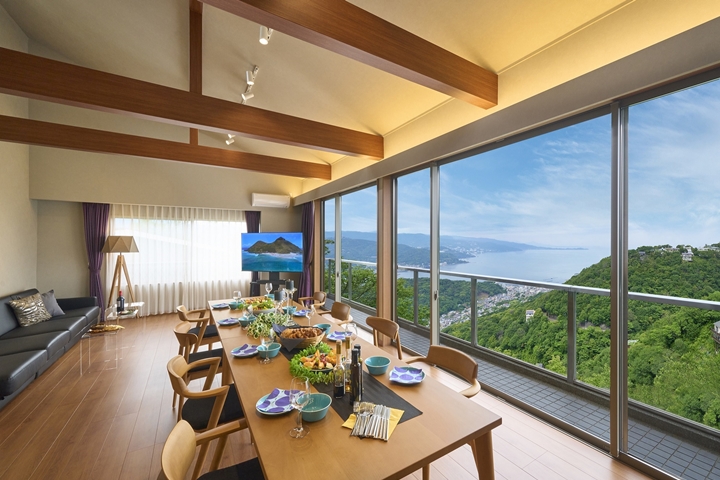 「Suite Villa Oceanview南熱海」具備寬敞客廳，用餐休憩時都能享受美景。　圖：リソルホールディングス株式会社／來源