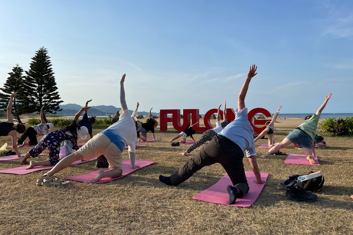 ▲東北角福隆生活節還可體驗在沙灘瑜珈，感受身心靈的饗宴。　圖：東北角暨宜蘭海岸國家風景區管理處／提供