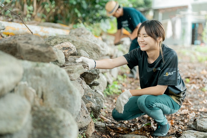 台東部落工作假期首場強推「一起kahutun布谷拉夫」體驗砌石。　圖：台東縣政府原住民族行政處部落經濟科／提供