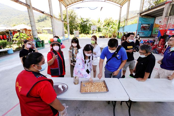 ▲茶山部落品嘗麻糬。　圖：交通部觀光局阿里山國家風景區管理處／提供