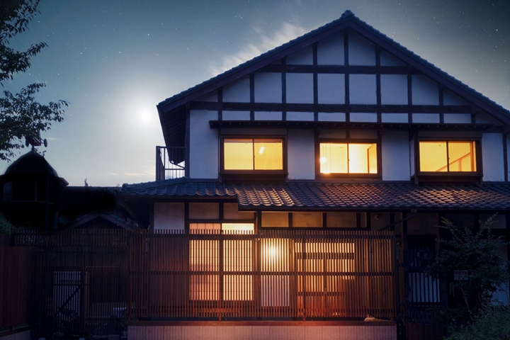 獨棟別墅「iORi Yufuin」以懷舊摩登為理念打造，外觀能看到日式木格柵窗，內部裝潢則帶有大正時期韻味。　圖：株式会社STAYFORWARD／來源
