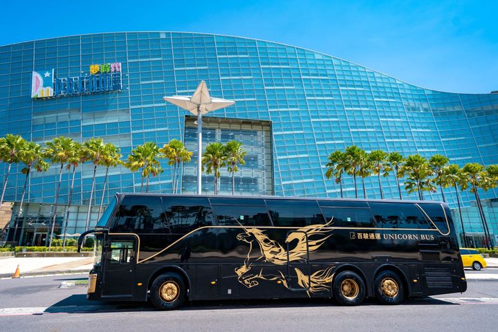 全球第一部頭等艙超奢遊覽車「創新號」，正式投入旅遊市場服務。　圖：鼎運旅遊集團／提供 