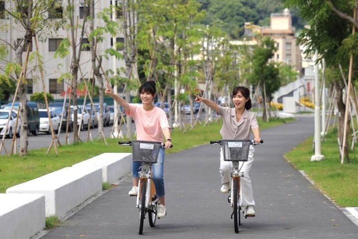 ▲騎Ubike徜徉城市綠園道，享受悠閒時光。　圖：高雄市政府觀光局／提供