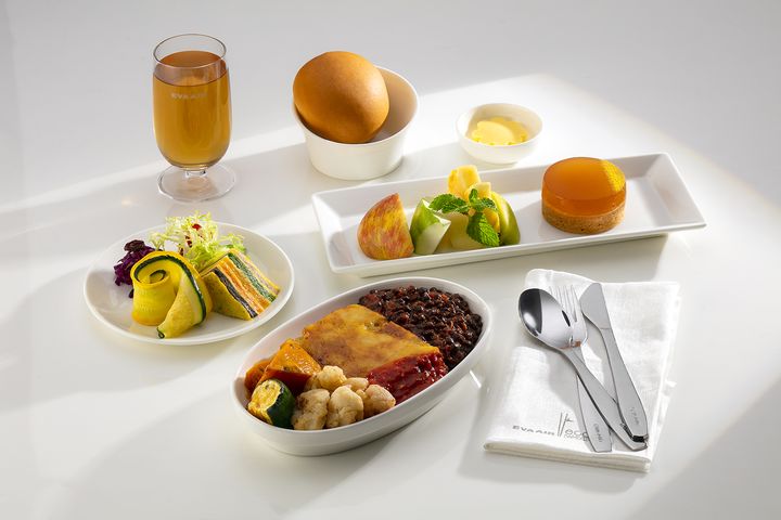 ▲長榮空廚主廚團隊設計西式的「新纖肉特色餐」套餐。　圖：長榮航空／提供