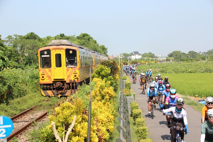 車友沿著鐵路騎乘享受全台唯一追火車的樂趣。　圖：參山國家風景區管理處／提供