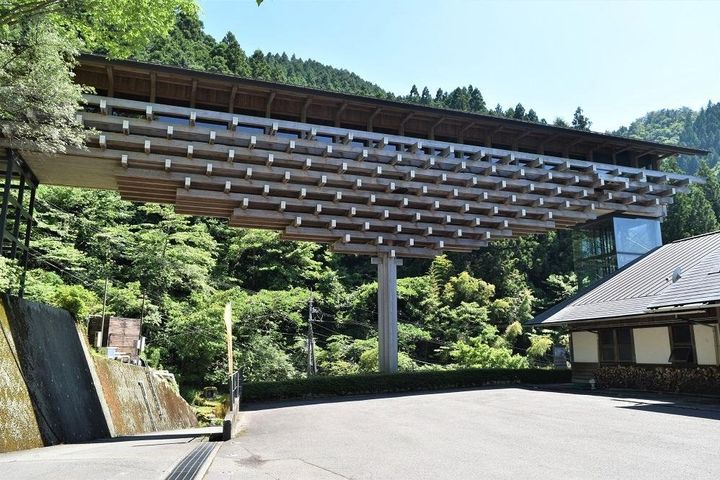 ▲連結雲之上藝廊與飯店本館的「木橋美術館」以不使用鐵釘的榫接方式打造。　圖：高知縣國際觀光課／提供