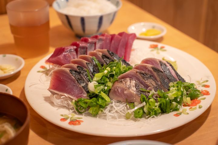 ▲「田中鮮魚店」品嘗據說是高知最好吃的炙燒鰹魚。　圖：高知縣國際觀光課／提供