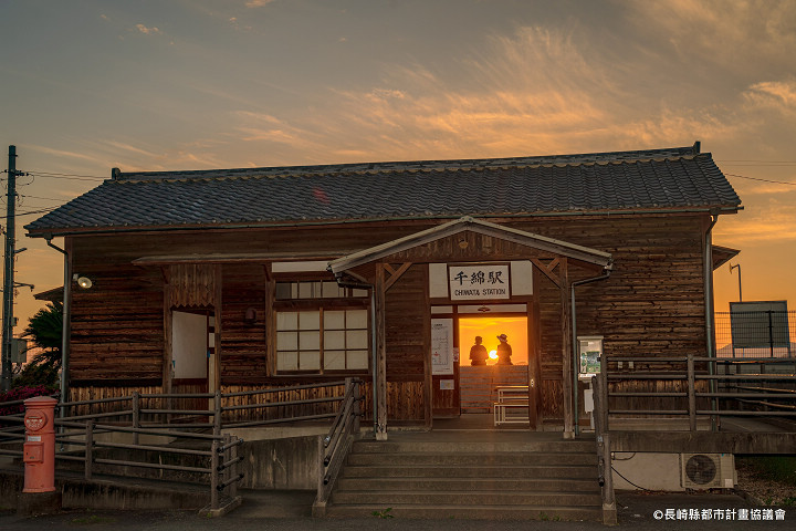 千綿站的夕陽風景亦是一絕，吸引許多遊客前來拍照。　圖：長崎縣觀光連盟／提供