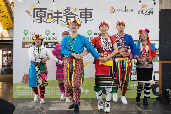 ▲原味餐車首發，來自都會區原民舞團帶來精彩表演。　圖：原住民族委員會／提供