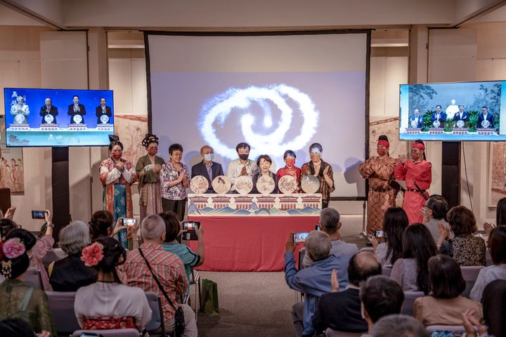 開幕啟動儀式貴賓（由左而右）：海峽兩岸旅遊交流協會台北辦事處任佳燕主任、社團法人嚴前總統家淦先生紀念協會嚴雋泰董事長、中國青年大陸研究文教基金會洪啟洲秘書長、臺南藝術大學前校長黃碧端、中國文化大學華岡博物館劉梅琴館長、藝術史專家朱惠良教授。　圖：海峽兩岸旅遊交流協會／提供