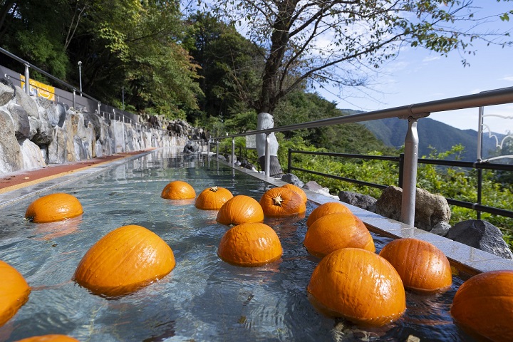 迎接萬聖節！箱根小涌園Yunessun推出超絕景南瓜溫泉