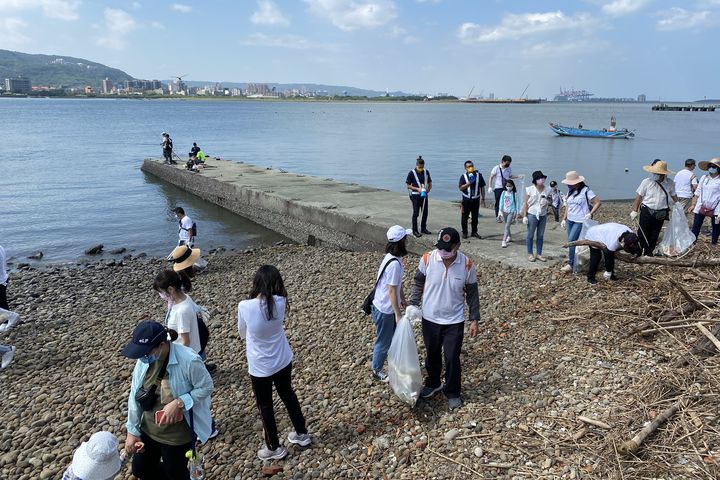 ▲園區每年舉辦守「滬」淡水河淨灘活動，邀請集團員工、社區里長與居民共同參與。　圖：滬尾藝文休閒園區／提供