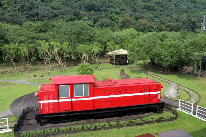 ▲戶外阿里山小火車、鄒族涼亭景觀區。　記者-周威廷／攝