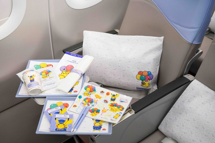 ▲搭乘「皮卡丘彩繪機 CI」的旅客，將可使用專屬枕頭套、盤墊紙、清潔袋及綜合果豆等機上用品。　圖：中華航空／提供