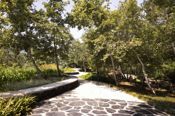 ▲漫步萬山岩雕公園可欣賞文史工作老師複刻的石雕。　圖：茂林國家風景區管理處／提供