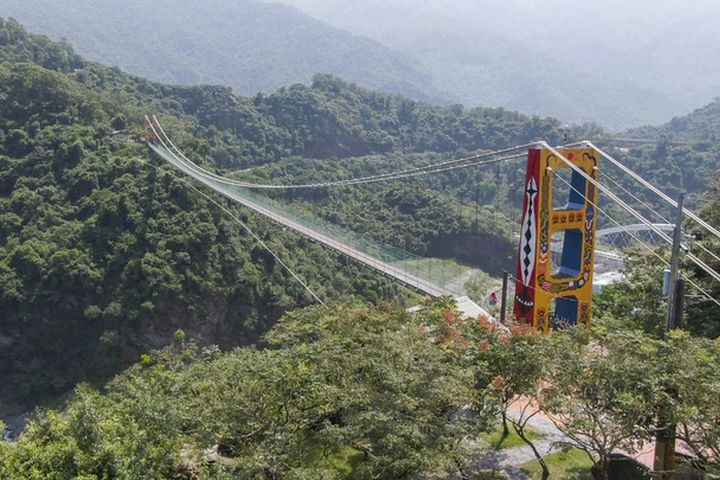 多納高吊橋橫越溪谷形成壯麗景觀。　圖：茂林國家風景區管理處／提供 