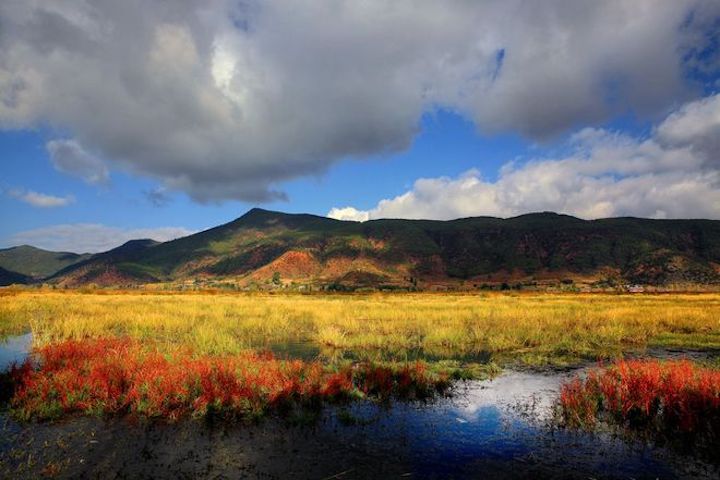 ▲瀘沽湖四周環繞著美麗山野。　圖：涼山州智慧旅遊網易號／來源