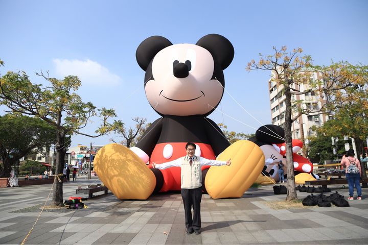 ▲台南市長黃偉哲與米奇大型氣球裝置。　圖：臺南市政府觀光旅遊局／提供