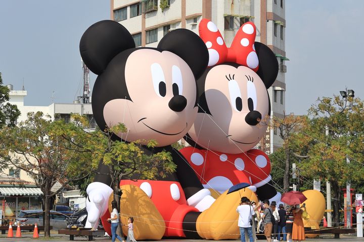 10公尺巨型米奇米妮陸上氣球，也加入「米奇與好朋友CHILL遊台南」行列。　圖：臺南市政府觀光旅遊局／提供