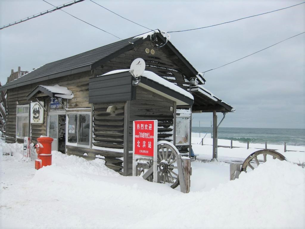 ▲釧網本線的「北浜車站」下車後眼前就是一望無際的鄂霍次克海。　圖：北海道無料写真素材集DO PHOTO／提供