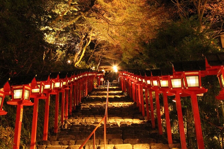 貴船神社的經典必拍角度，在紅葉與夜間點燈陪襯下更顯魔幻。　圖：叡山電鉄株式会社／來源