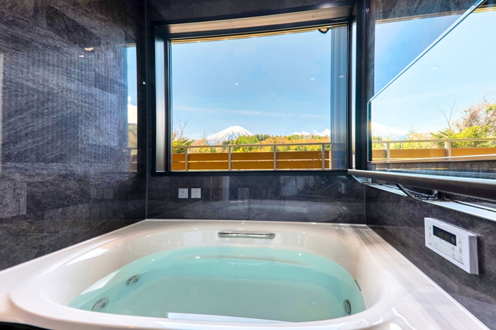 不用踏出別墅就能一邊享受按摩浴缸，一邊獨占富士山景色。　圖：ブッキングリゾート／來源