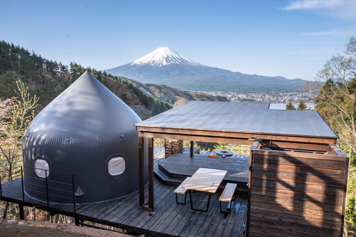 ▲「QOO HOUSE」房型以水滴型帳篷搭配獨立戶外用餐區，占地約76平方公尺。　圖：ブッキングリゾート／來源