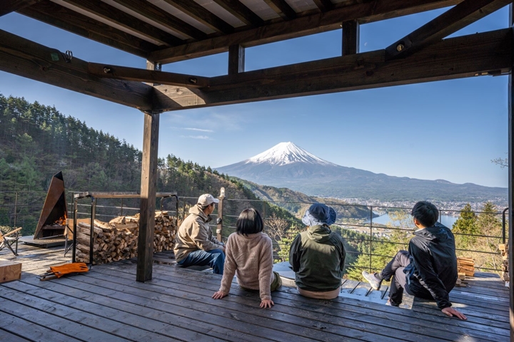 「CAMP RESORT QOONEL+」具備戶外陽台用餐區，能夠輕鬆享受富士山美景。　圖：ブッキングリゾート／來源