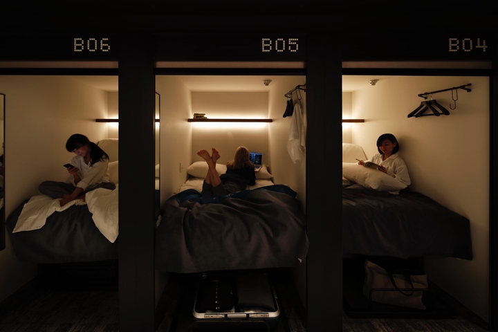 「The Millennials福岡」館內設有女性專用樓層，1人旅行也不必擔心，床鋪下方為置物空間。　圖：株式会社グローバルエージェンツ／來源