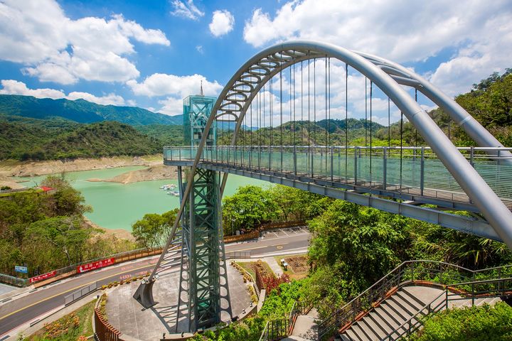 ▲曾文水庫除風景一覽無遺的觀景樓，還能搭乘觀光遊艇看可愛山豬和賞鷹。　圖：西拉雅國家風景區管理處／提供