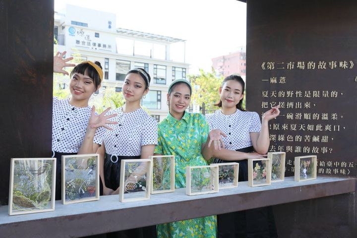 ▲飛影舞集與大同國小美術班學生作品《美麗定格》合影。　圖：臺中市政府文化局／提供