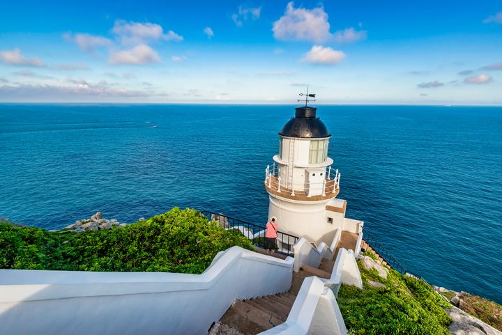 ▲東引東湧燈塔眺望蔚藍海景。　圖：shutterstock／來源