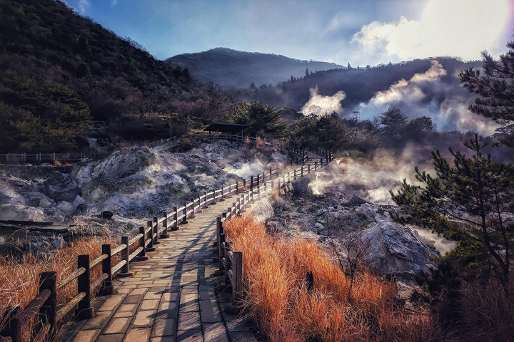 煙霧迷漫的雲仙地獄一景。　圖：長崎縣觀光連盟／提供