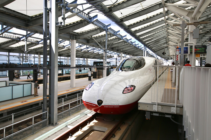 停靠於新長崎站月台的西九州新幹線海鷗號。　圖：長崎縣觀光連盟／提供