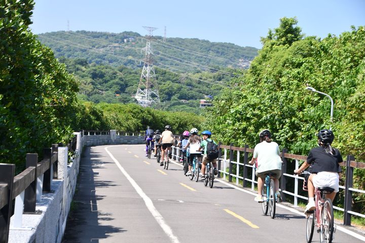 ▲騎乘自行車穿梭於大台北地區，尤其關渡花海節期間更有美景相伴。　圖：台灣永續觀光發展協會／提供