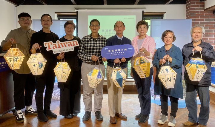 ▲馬祖國家風景區管理處方正光處長（中）、台灣旅遊交流協會賴瑟珍會長（右三）及與會貴賓一同點亮彩繪風燈祝福展會圓滿。　圖：馬祖國家風景區管理處／提供