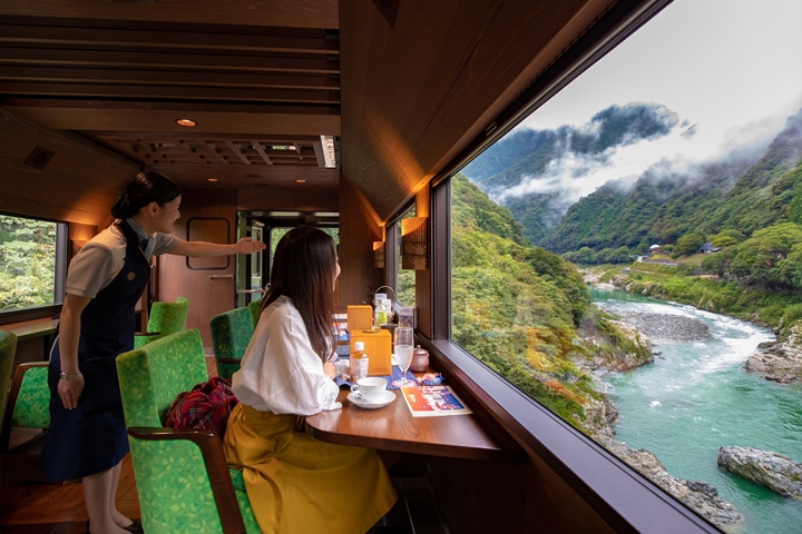 ▲四國真中千年物語乘車途中能欣賞鬼斧神工自然美景。　圖：四國旅客鐵道株式會社／來源