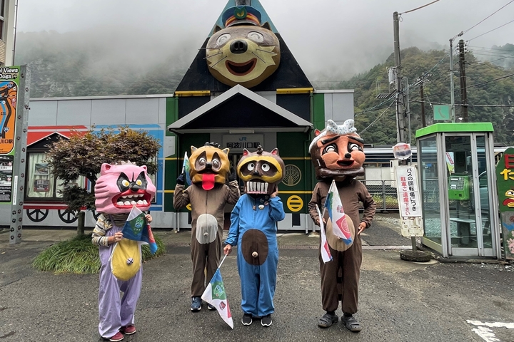 ▲當地居民化身的狸貓各有特色，在阿波川口站迎接遊客。　圖：四國旅客鐵道株式會社／來源