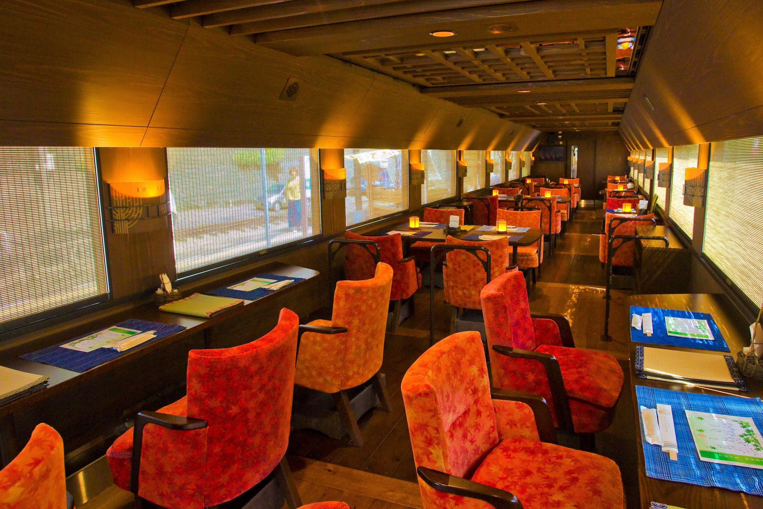▲3號車廂是赤紅「秋彩之章」，充滿日式典雅風格。　圖：四國旅客鐵道株式會社／來源