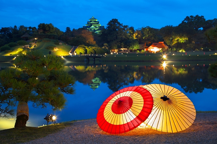 ▲秋季夜間特別開園期間還能欣賞和傘光雕，搭配庭園美景營造濃厚日式氛圍。　圖：岡山県観光連盟／來源