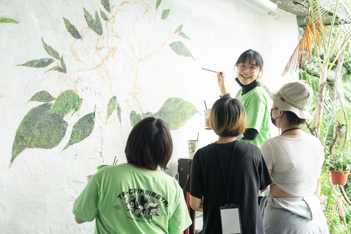 ▲王渝菁設計師帶領台北藝術大學動化學系學生協助長廊彩繪牆面。　圖：東部海岸風景區管理處／提供