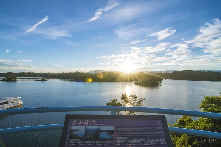 ▲烏山頭水庫由空中俯視，蜿蜒曲折湖岸宛如碧綠珊瑚礁。　圖：西拉雅國家風景區管理處／提供